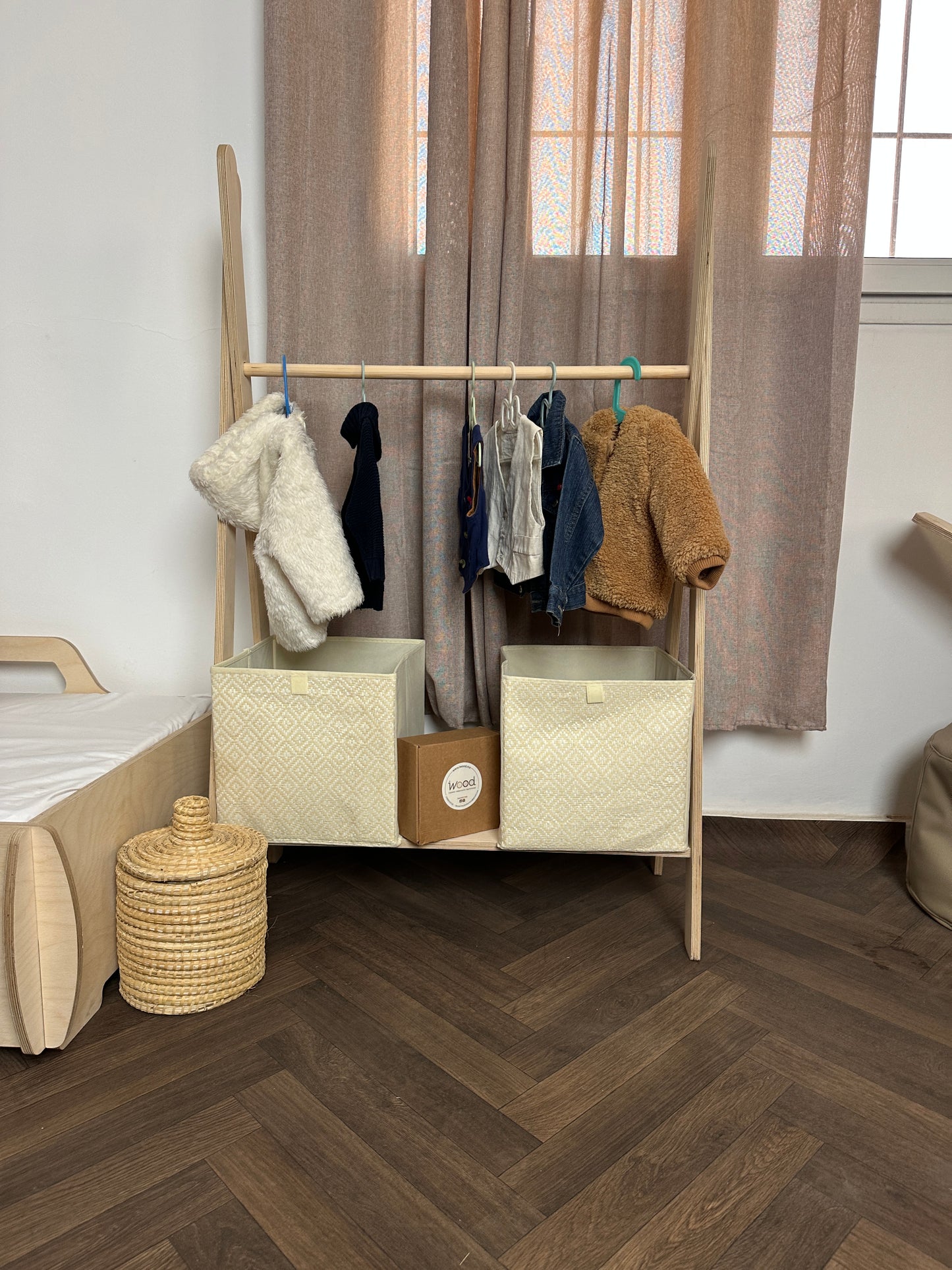 Portant Tipi en Bois – Autonomie et Organisation + 5 Cintres en Bois pour Enfants