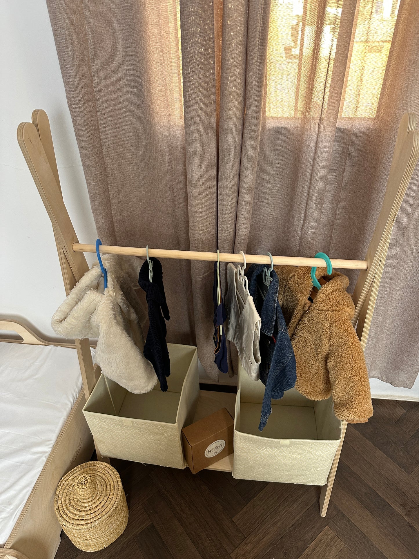 Portant Tipi en Bois – Autonomie et Organisation + 5 Cintres en Bois pour Enfants