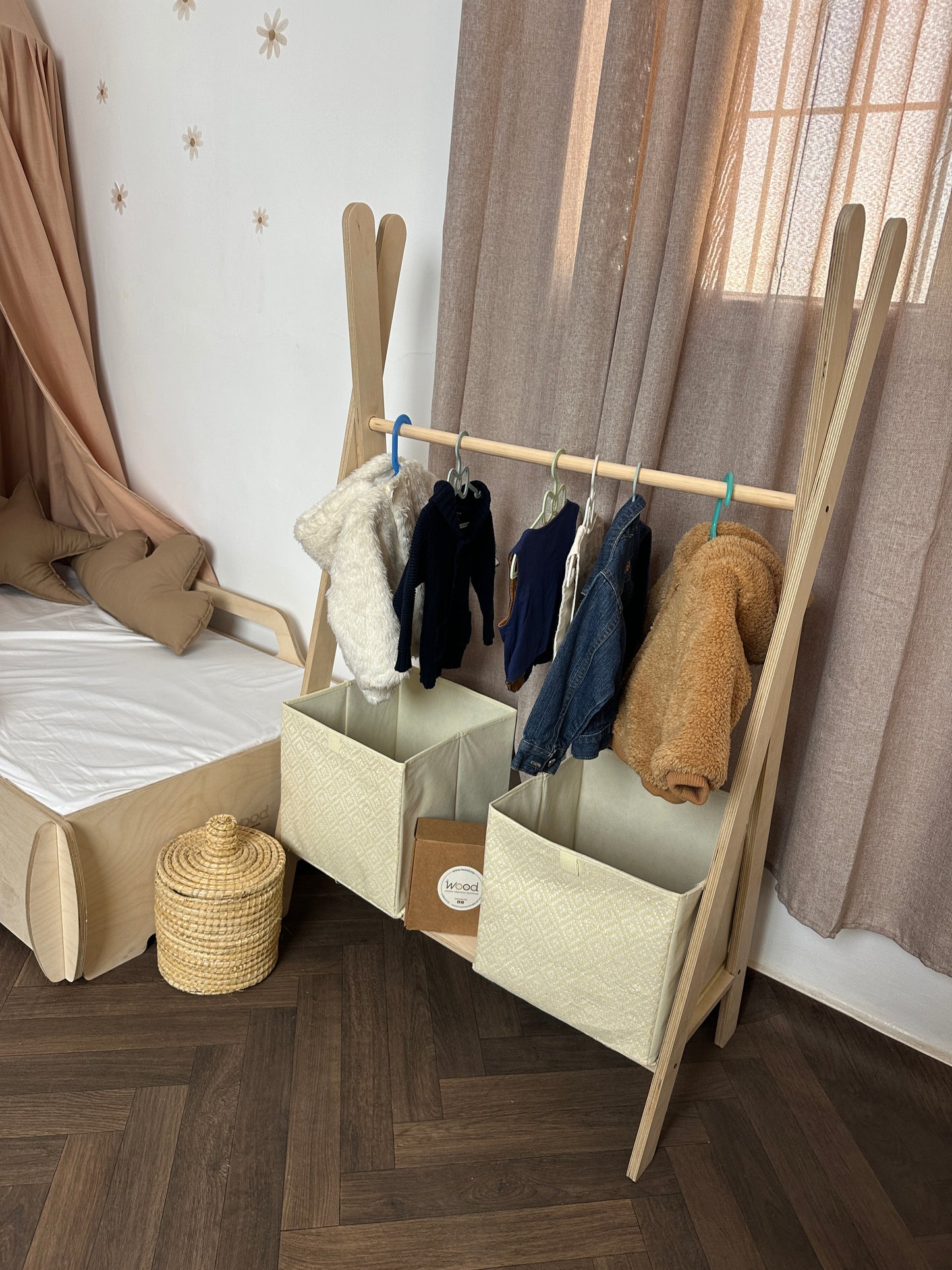 Portant Tipi en Bois – Autonomie et Organisation + 5 Cintres en Bois pour Enfants