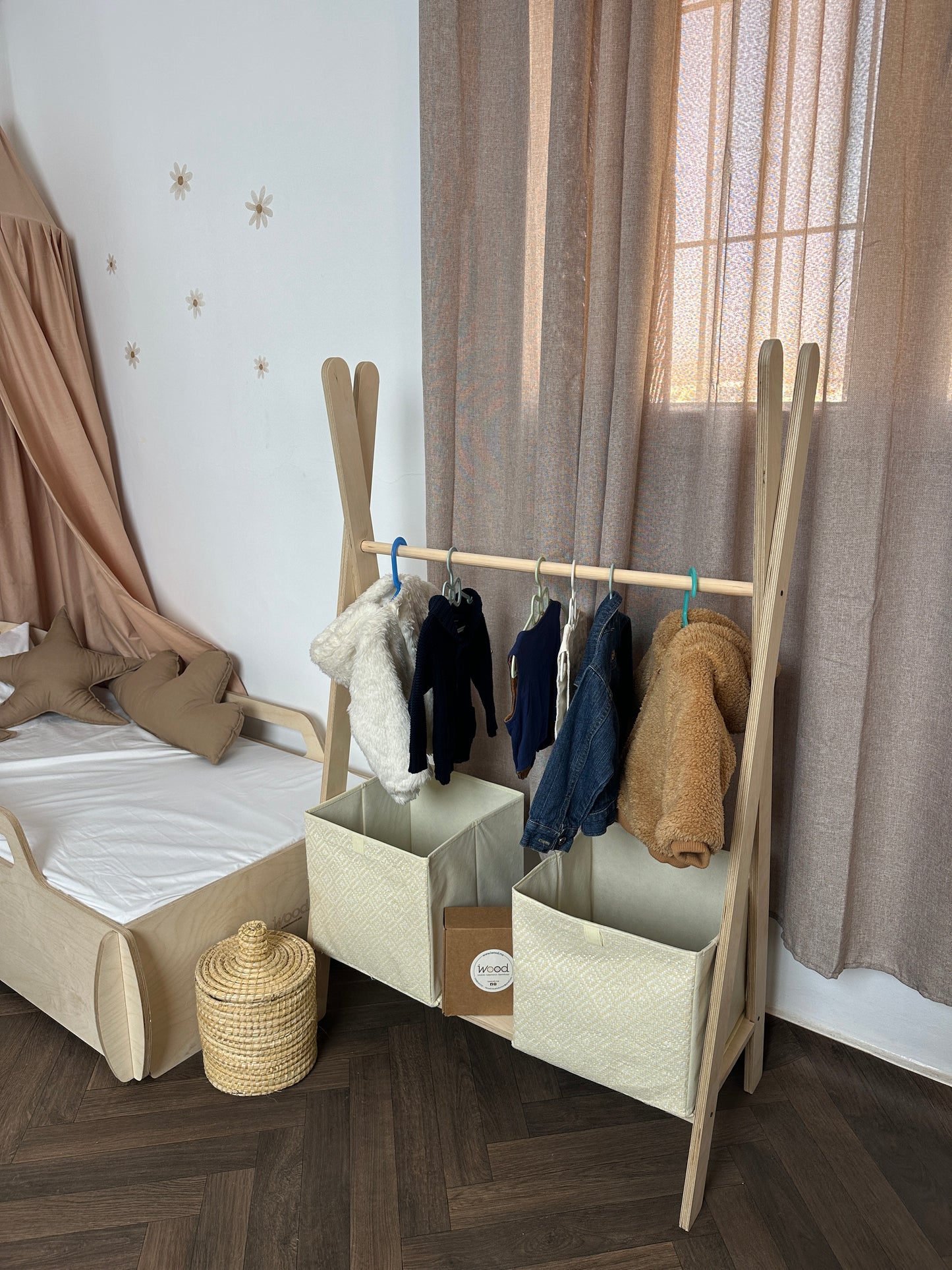 Portant Tipi en Bois – Autonomie et Organisation + 5 Cintres en Bois pour Enfants