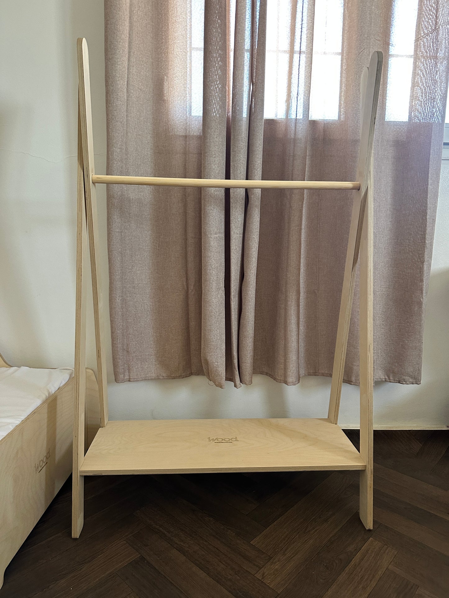 Portant Tipi en Bois – Autonomie et Organisation + 5 Cintres en Bois pour Enfants