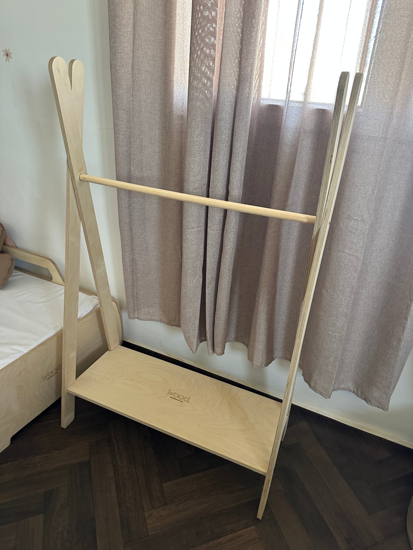 Portant Tipi en Bois – Autonomie et Organisation + 5 Cintres en Bois pour Enfants