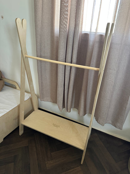 Portant Tipi en Bois – Autonomie et Organisation  + 5 Cintres en Bois pour Enfants